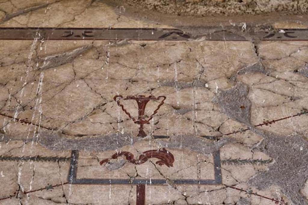 VI.29, Herculaneum, April 2018. Tablinum 5, painted panel from east end of north wall. Photo courtesy of Ian Lycett-King. Use is subject to Creative Commons Attribution-NonCommercial License v.4 International.
