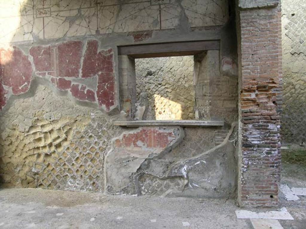 VI.29, Herculaneum. June 2005. 
Looking towards the north wall of tablinum, at east end, with window into the diaeta (a day room/living room).  Photo courtesy of Nicolas Monteix.

