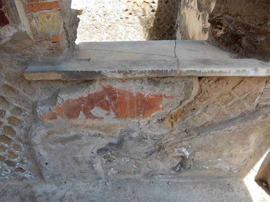 VI.29 Herculaneum. May 2018. Tablinum 5, detail of north wall at east end beneath window.
Photo courtesy of Buzz Ferebee.
