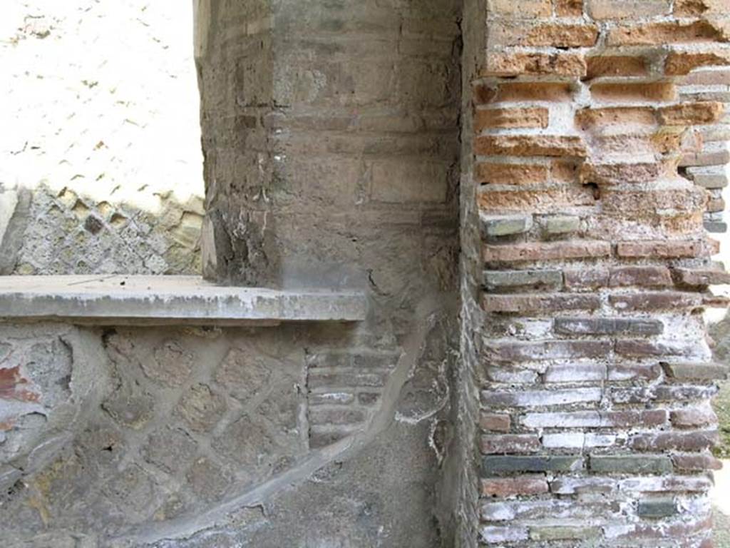 VI.29, Herculaneum. June 2005.  Detail of north wall of tablinum, at east end beneath window. 
Photo courtesy of Nicolas Monteix.
