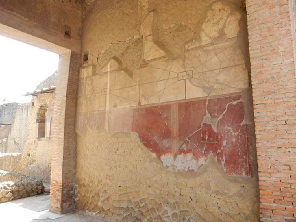 VI.29 Herculaneum. May 2018. Tablinum 5, south wall with remains of painted decoration. Photo courtesy of Buzz Ferebee.