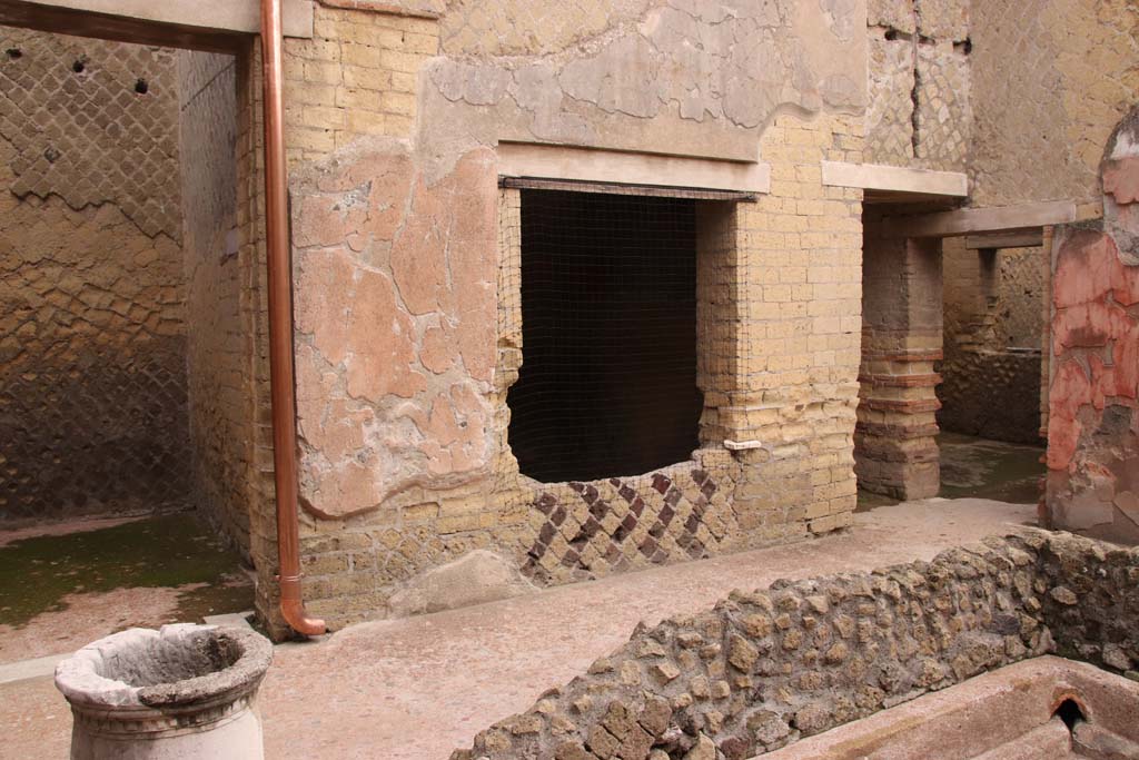 VI.29 Herculaneum. October 2020. Atrium 9, looking towards north side, with window into Room 7, oecus. Photo courtesy of Klaus Heese.
