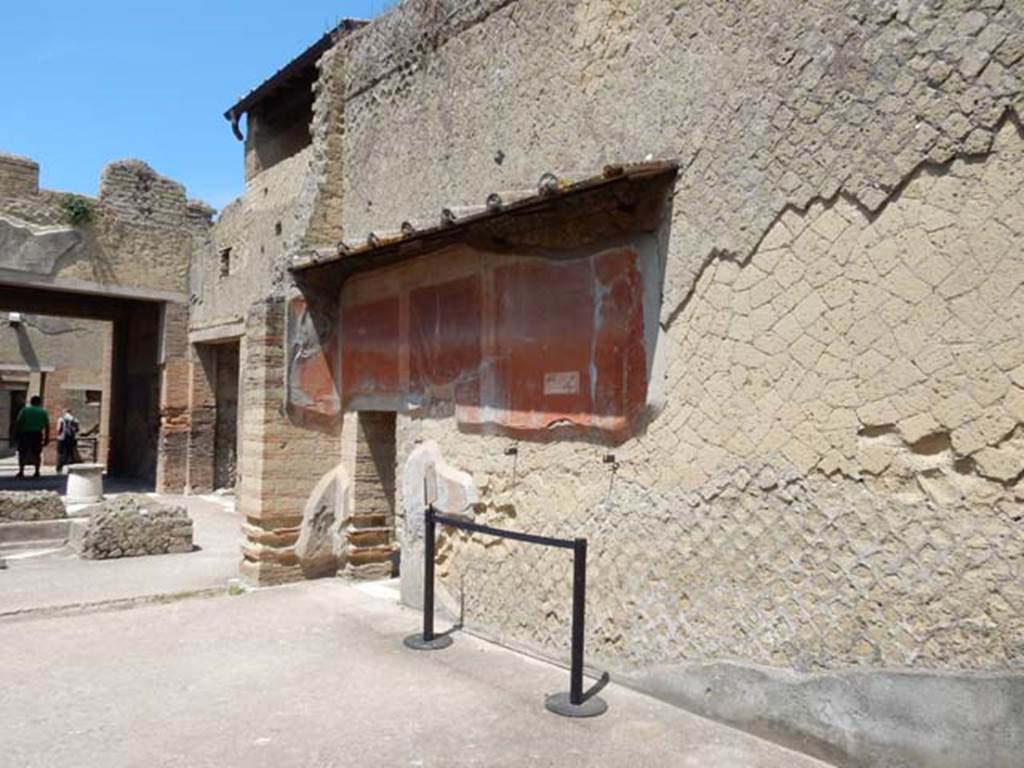 VI.29, Herculaneum. May 2018. Room 11, triclinium, looking towards north wall. Photo courtesy of Buzz Ferebee.