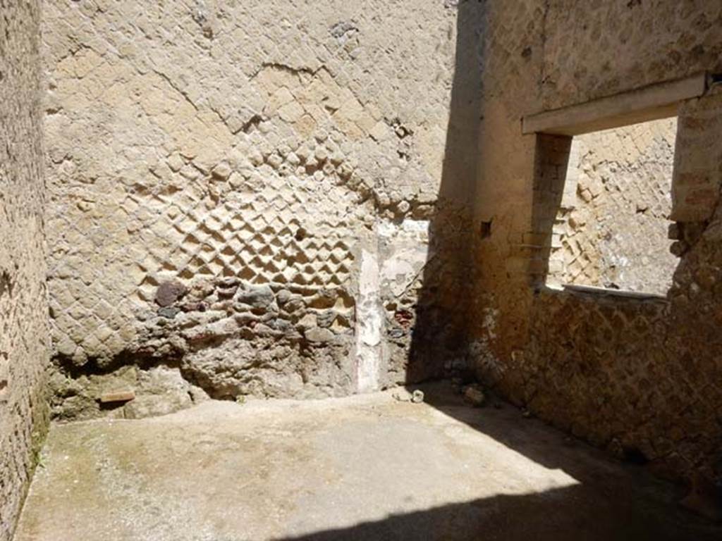 VI.29, Herculaneum. May 2018. Room 12, looking towards north east corner, with window in east wall to room 13.
Photo courtesy of Buzz Ferebee.

