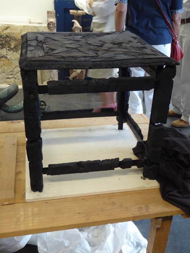 VI.29, Herculaneum, September 2016. Small wooden table with inlaid top
Photo courtesy of Michael Binns.

