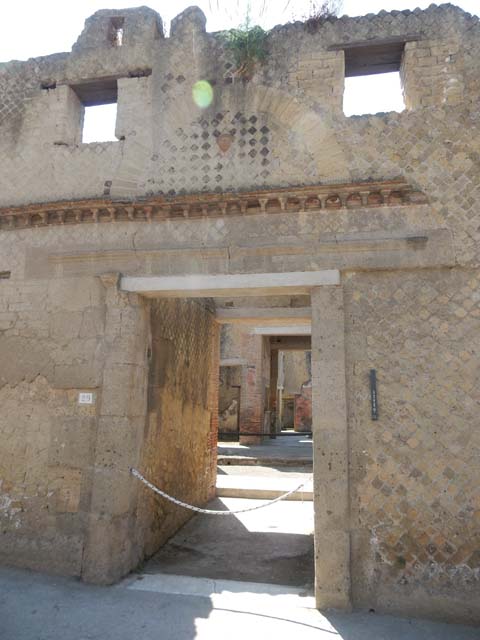 VI.29, Herculaneum. May 2018. Looking east to entrance doorway.
Photo courtesy of Buzz Ferebee. 
