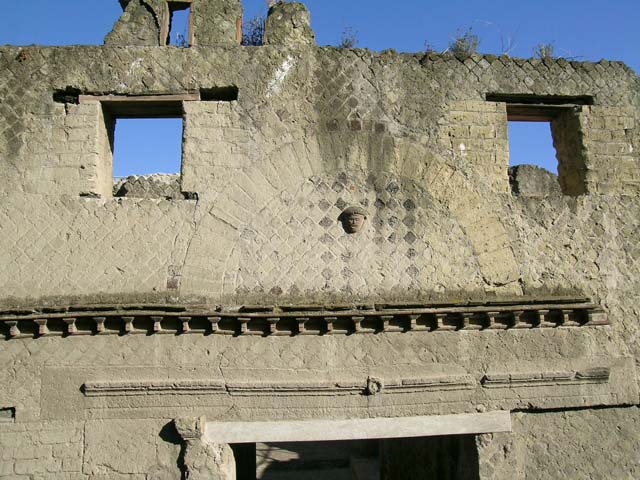 VI.29, Herculaneum. May 2006. Detail of upper floor above doorway. Photo courtesy of Nicolas Monteix.

