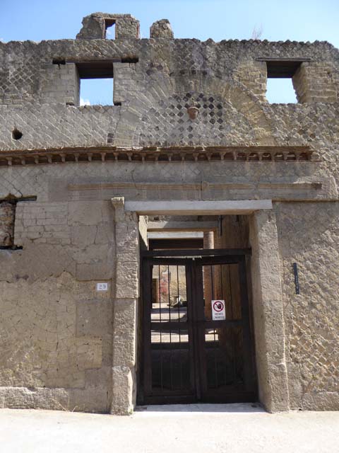 VI 29, Herculaneum, July 2015. Entrance doorway and upper floor above doorway.
Photo courtesy of Michael Binns.
