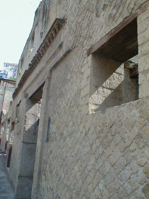 Ins. VI 29, Herculaneum, September 2004. Detail of decoration above doorway.