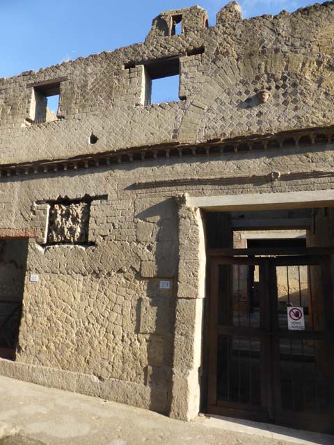 Ins. VI 29, Herculaneum, September 2015. Upper floor above doorway on the north side.

