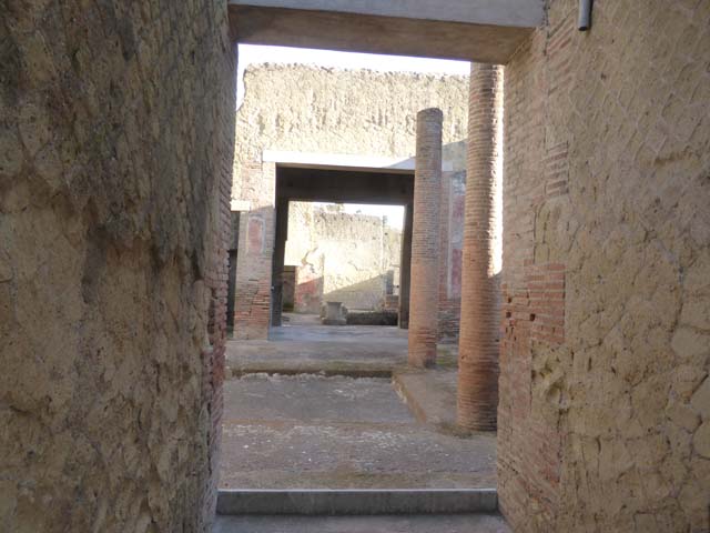 Ins. VI 29, Herculaneum, September 2015. Looking east along entrance corridor towards atrium.

 
