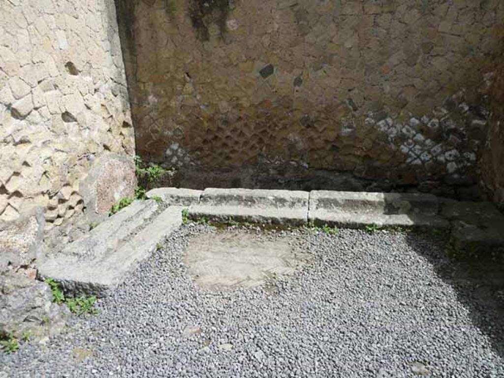 Ins. VI 31, Herculaneum, May 2010. The latrine was cleaned through by the water from the nearby frigidarium cold-plunge pool.