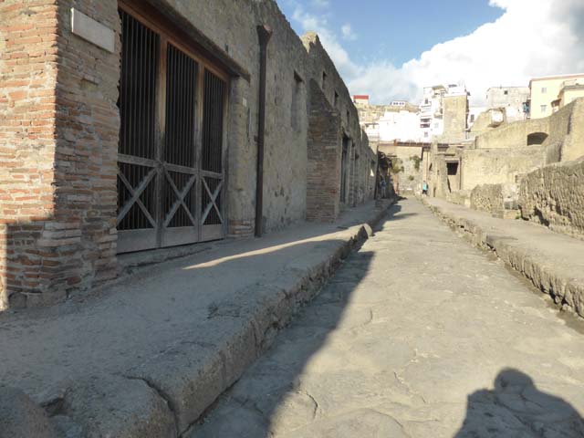 Ins VII, Herculaneum, September 2015. Looking north along Cardo III Superiore, from junction with Decumanus Inferiore.