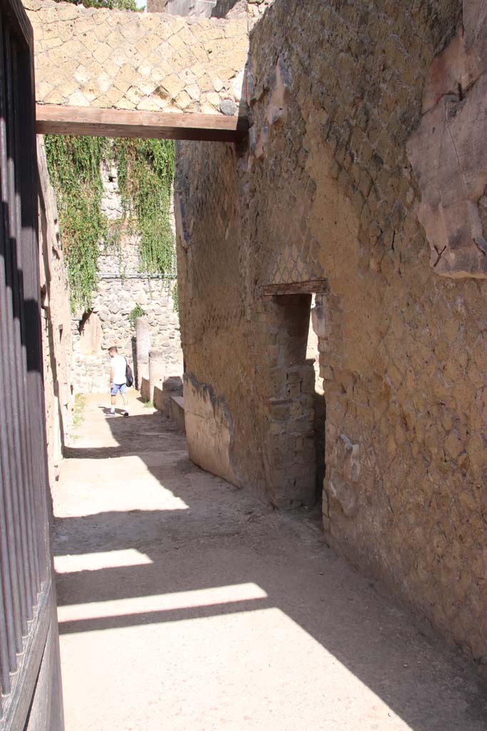 Ins.VII.2, Herculaneum, September 2015. Looking towards north wall of entrance corridor.