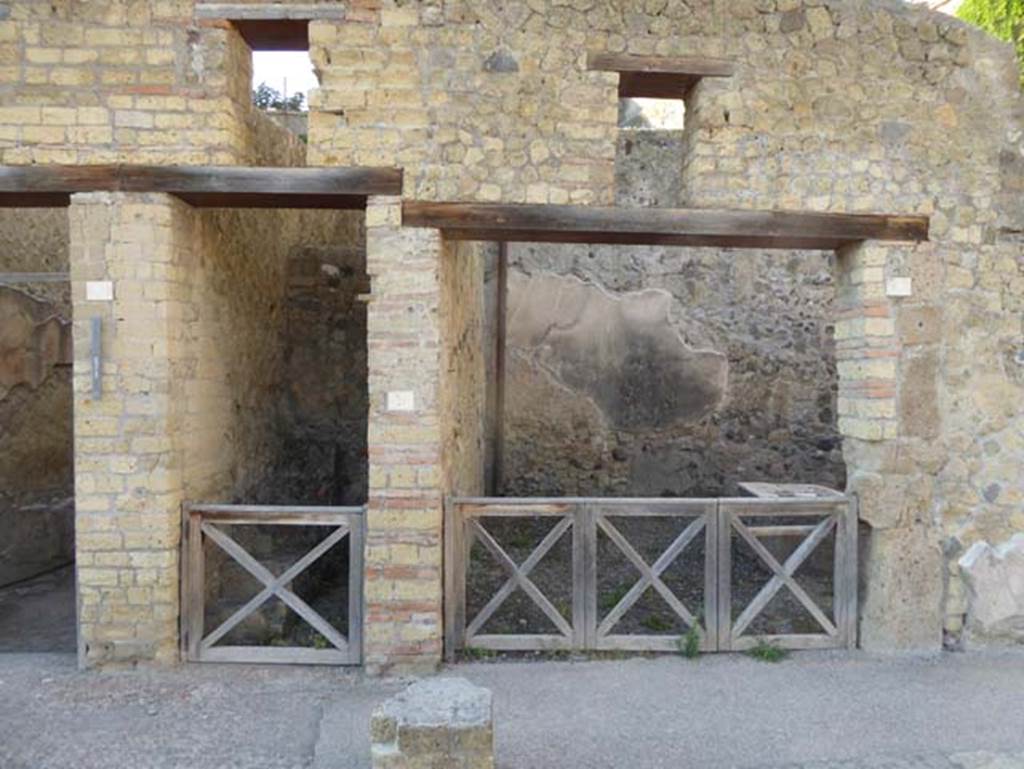 VII.2, VII.3 and VII.4, Herculaneum. September 2015. Looking west to entrance doorways. Photo courtesy of Michael Binns.
According to Maiuri outside this shop stood two pilasters that flanked the entrance of the shop, a support for the rooms on the upper floor.
