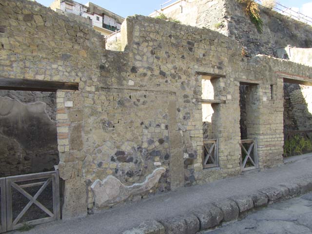 VII.4, on left, VII.5 and VII.6, Herculaneum. September 2015. Looking towards entrance doorways.  Photo courtesy of Michael Binns.
