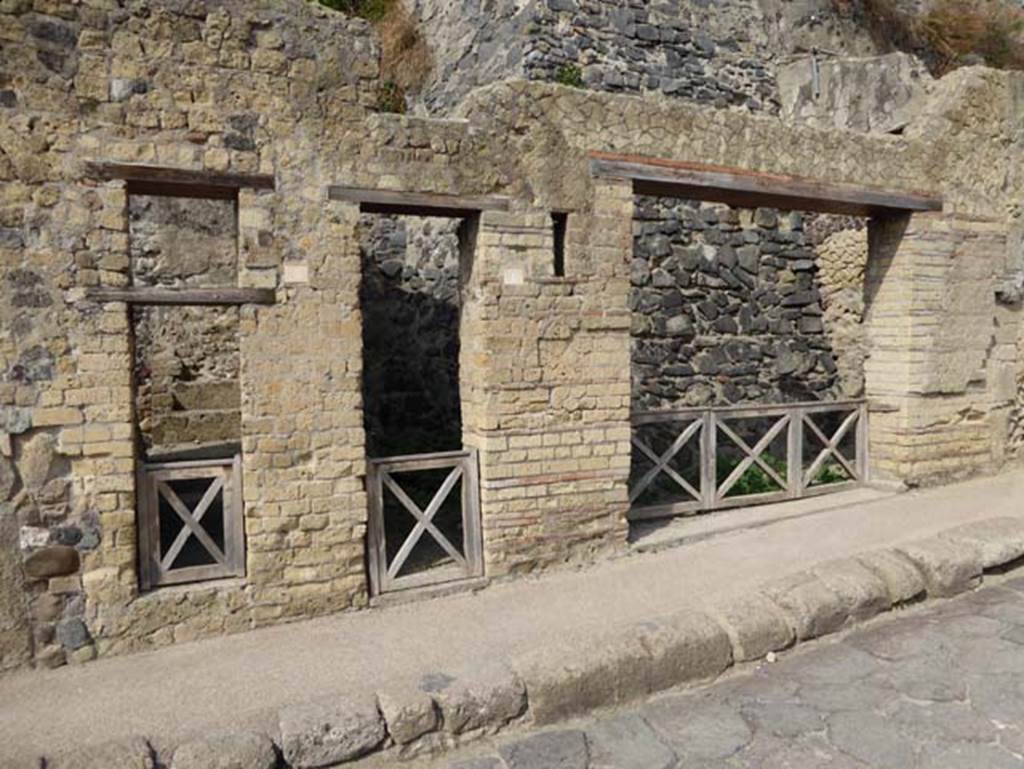 VII.5, on left, VII.6 in centre, and VII.7, Herculaneum. October 2014. Entrance doorways. Photo courtesy of Michael Binns.
