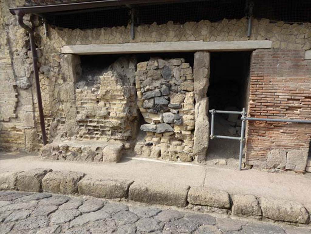 VII,9, Herculaneum, on right, September 2015. Looking towards doorway on west side of Cardo III Superiore.  VII. 8, Herculaneum, with bench outside, on left. Photo courtesy of Michael Binns.


