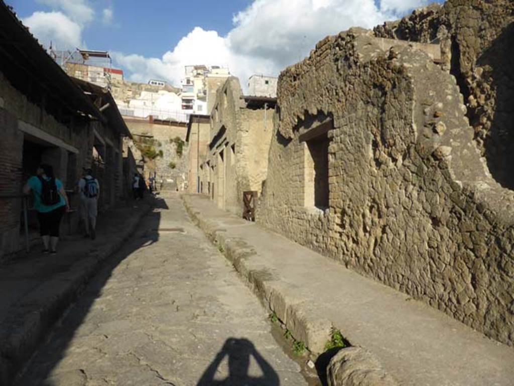 Ins. VII, Herculaneum, September 2015. Looking north along Cardo III Superiore.