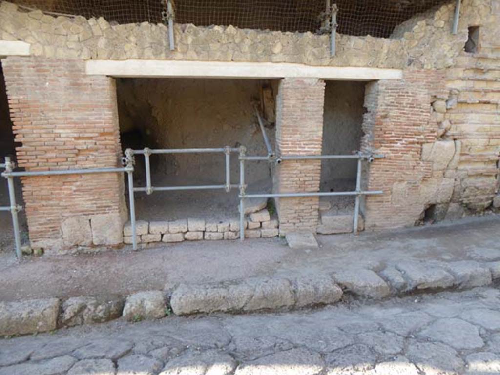 Ins VII, Herculaneum, September 2015. Two doorways on west side of Cardo III Superiore.