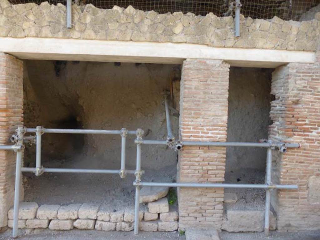 VII.9 on left, VII.10 and 11, Herculaneum, in centre, VII.12, 13 and 14, on right. October 2014. 
Doorways on west side of Cardo III Superiore. Photo courtesy of Michael Binns.

