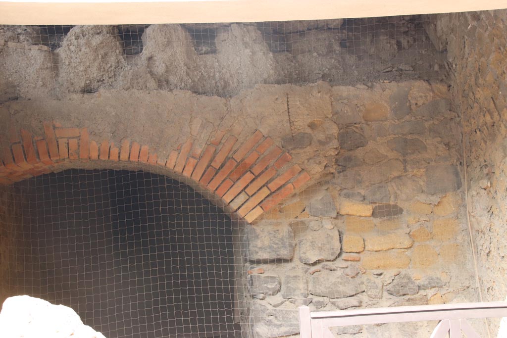 Ins VII, Herculaneum, September 2015. Looking west through doorway.