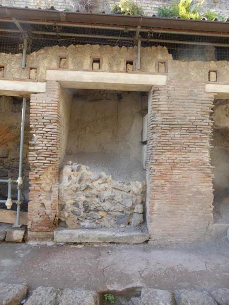 Ins VII, Herculaneum, September 2015. Doorway on west side of Cardo III Superiore.
