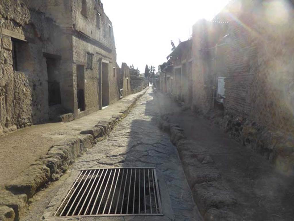 Cardo III Superiore, Herculaneum, September 2015. Looking south from between VI. 26/27, on left, and Ins. VII, 15 on right.