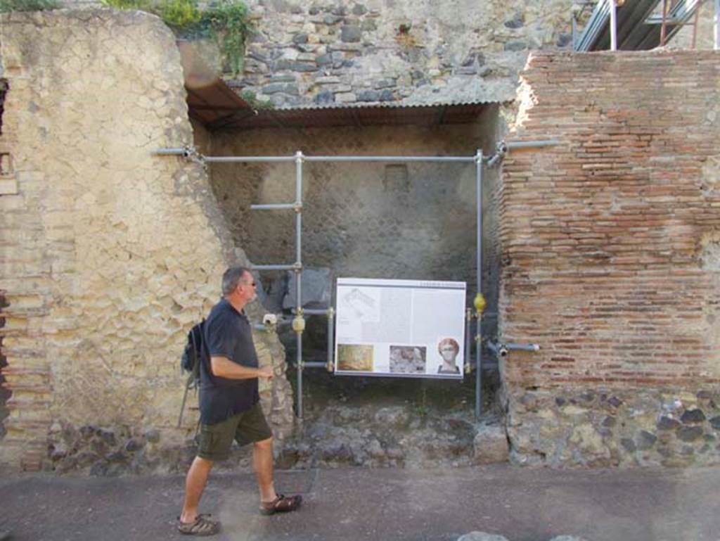 VII.15 Herculaneum, September 2015. Axonometric reconstruction from description board. Photo courtesy of Michael Binns.