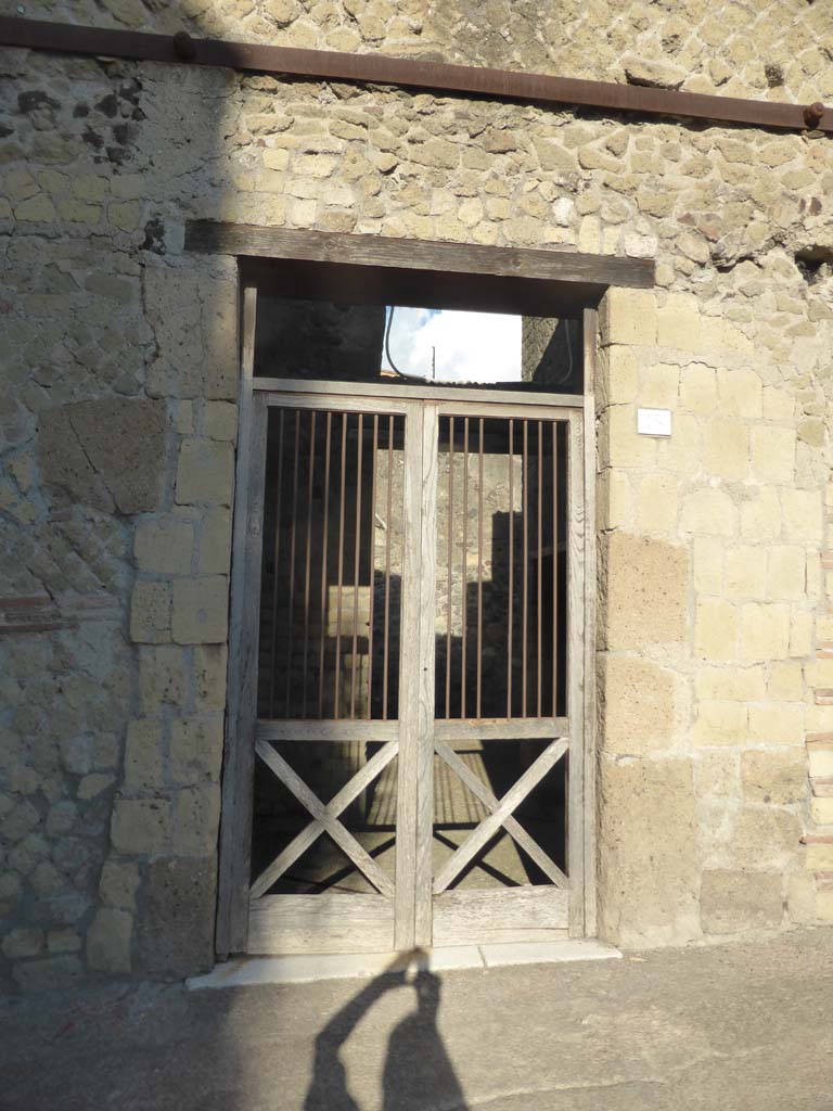 VII 18, Herculaneum. September 2015. Latrine on upper floor, front view.