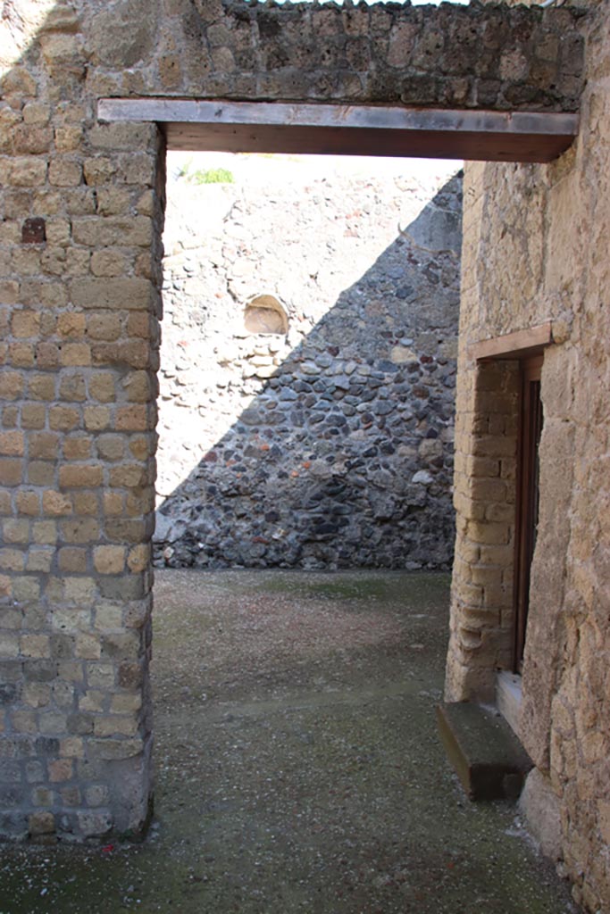 Ins VII,18 Herculaneum, September 2015. Entrance doorway.