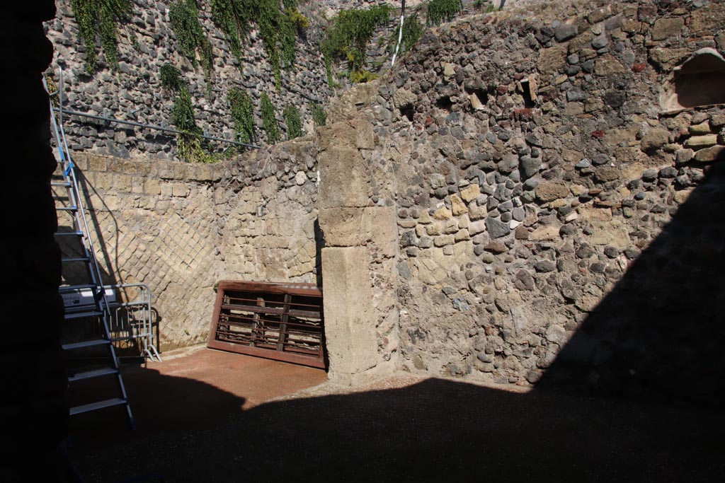 Ins VII,18 Herculaneum, September 2015. Niche on rear wall.