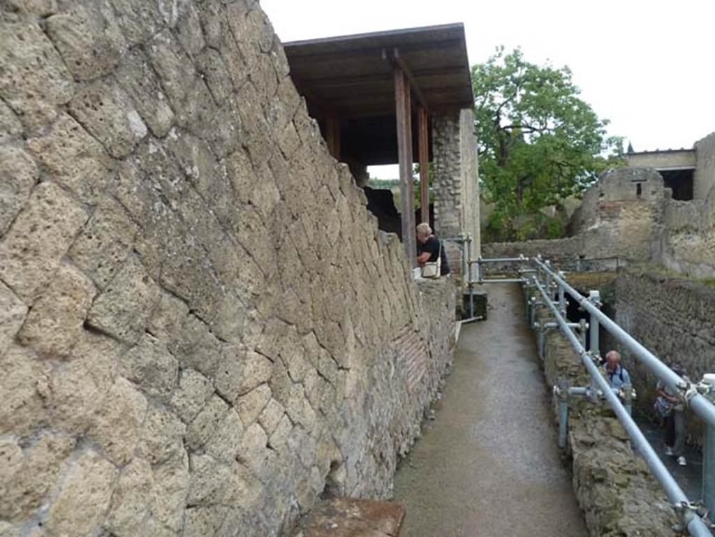 Ins. Orientalis I, 1, Herculaneum, September 2015. Looking south towards entrance doorway.