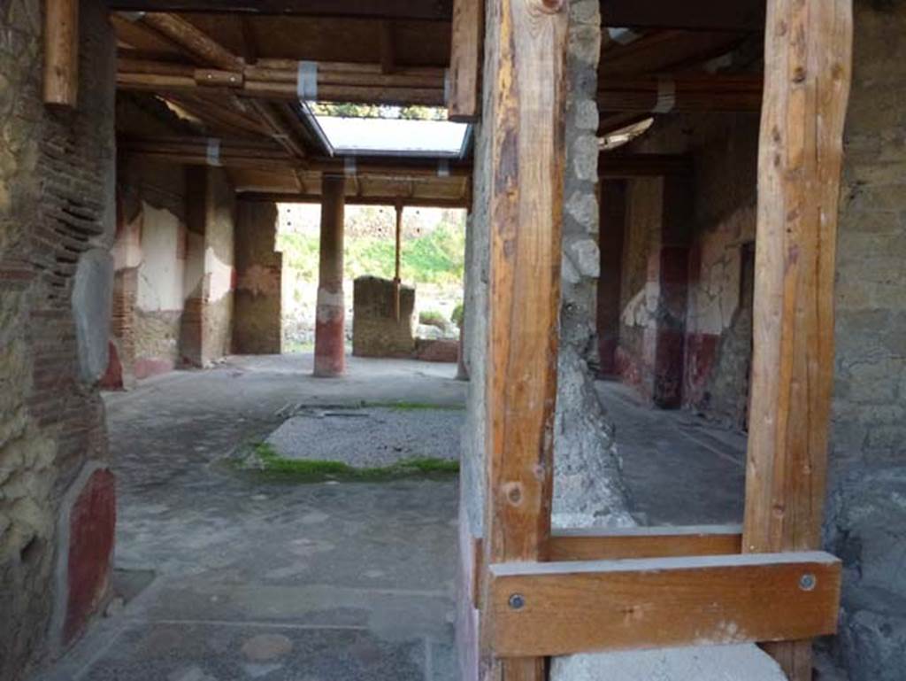 Ins. Orientalis I, 1, Herculaneum, September 2015. South wall of entrance corridor.