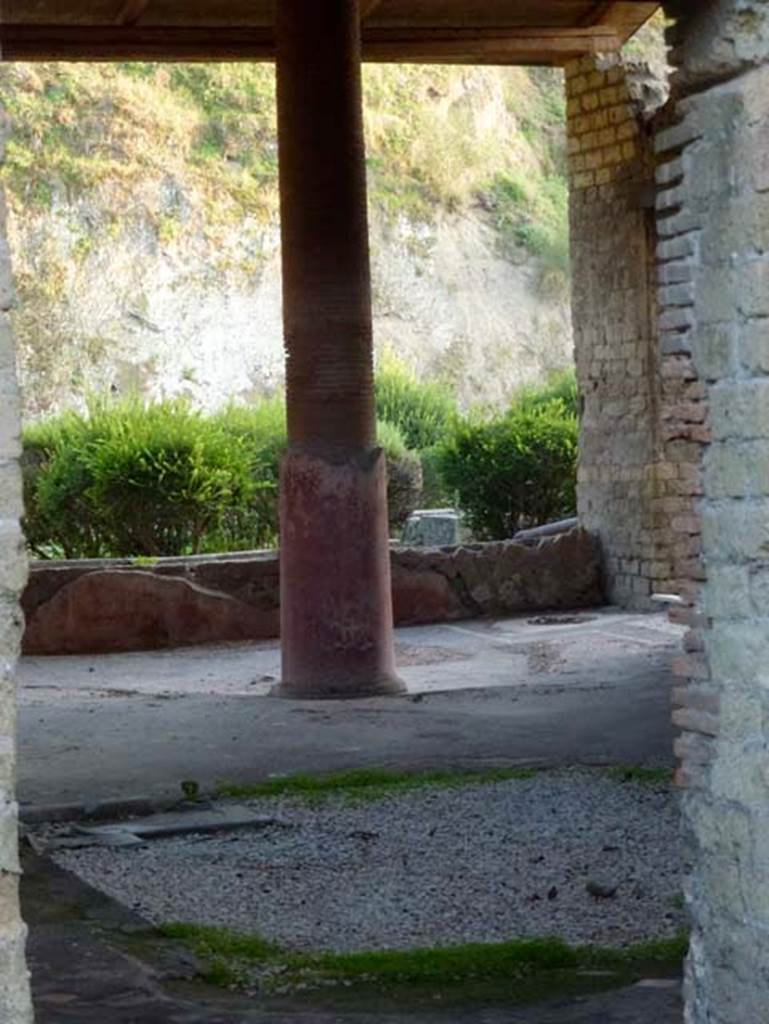 Ins. Orientalis I, 1, Herculaneum, September 2015. Looking towards east side of atrium, and garden area at rear.