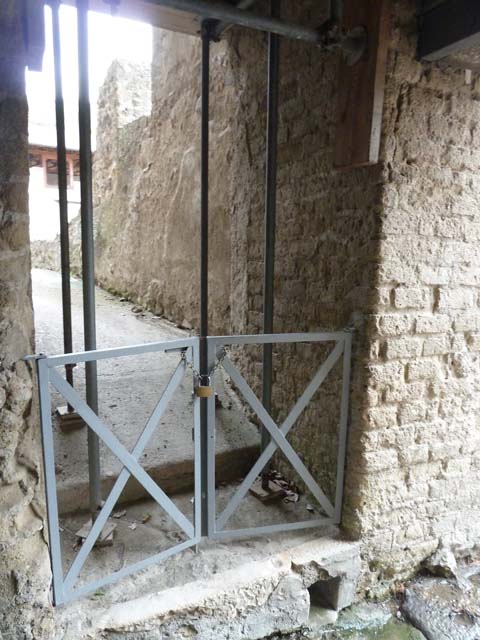 Ins. Orientalis I, 1a, Casa di M. Pilius Primigenius Granianus, Herculaneum, September 2015. Entrance doorway.