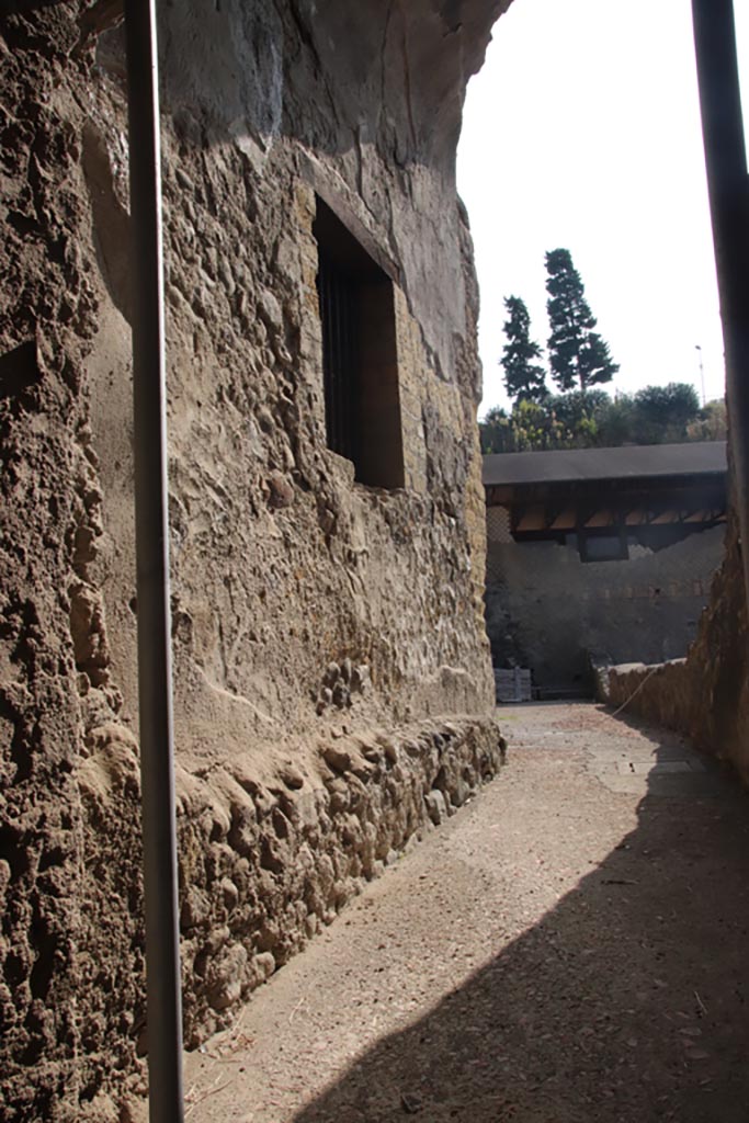 Ins. Orientalis I, 1a, Casa di M. Pilius Primigenius Granianus, Herculaneum, September 2015. Looking east along entrance corridor.
