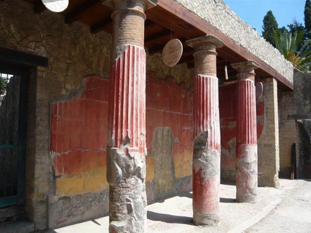 Ins. Orientalis I, 2, Herculaneum, September 2015. South wall of corridor.