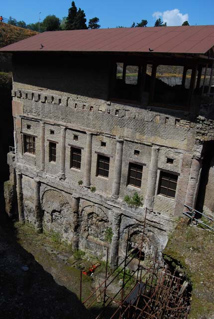 Ins. Orientalis I, 2, Herculaneum, September 2015. Doorway to cubiculum in south-east corner of atrium, looking east. 