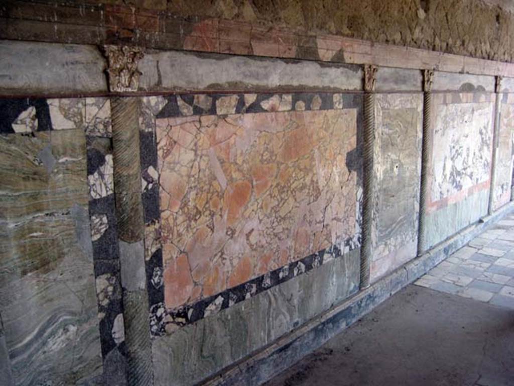 Ins. Orientalis I, 2, Herculaneum, October 2020.  
Detail of painted decoration on upper south wall in south-east corner of south side of atrium. Photo courtesy of Klaus Heese.
