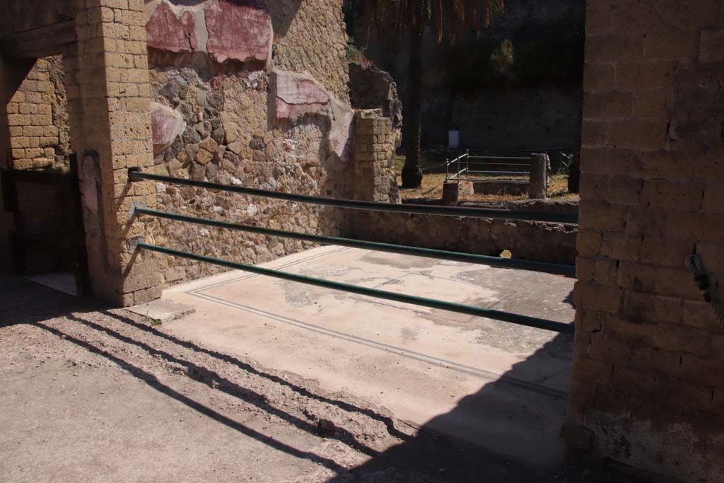Ins. Orientalis I, 2, Herculaneum. September 2019. Looking east to peristyle garden, from tablinum.
Photo courtesy of Klaus Heese.

