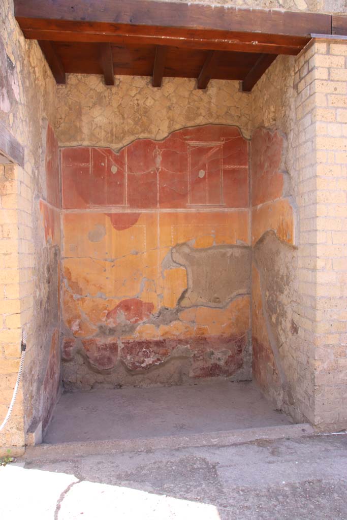 Ins. Orientalis I, 2, Herculaneum, September 2019. Looking east to south side of atrium. 
Photo courtesy of Klaus Heese.
