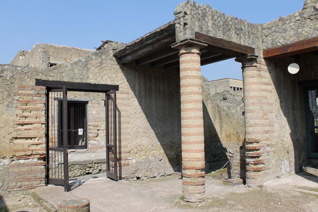 Ins. Orientalis I, 2, Herculaneum, September 2015. Room on north side of entrance doorway, perhaps the porter’s room.