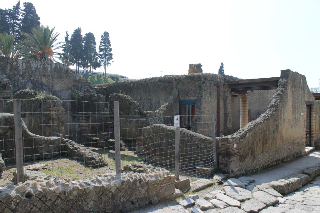 Ins. Orientalis I.3, Herculaneum, May 2005. Room D, north-west corner, remains of three stoves.
Photo courtesy of Nicolas Monteix.

