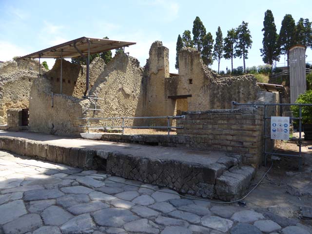 Ins. Orientalis II 1, Herculaneum, July 2015. Looking towards entrance doorway, on north side of Vicolo Meridionale. Photo courtesy of Michael Binns.
According to Maiuri, this was a large corner shop, with a back-shop and the stone flag upon which rested the wooden staircase leading to the upper floor (no.5).
See Maiuri, Amedeo, (1977). Herculaneum. 7th English ed, of Guide books to the Museums Galleries and Monuments of Italy, No.53 (p.56).
