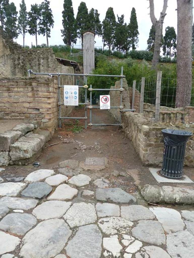 Vicolo Meridionale, the small roadway dividing Ins. Orientalis II, on left, from Ins. Orientalis I, on right. September 2015. Looking east past Ins. Or. II.1a and II.1b on left. The doorway to the bakery has not yet been photographed.

