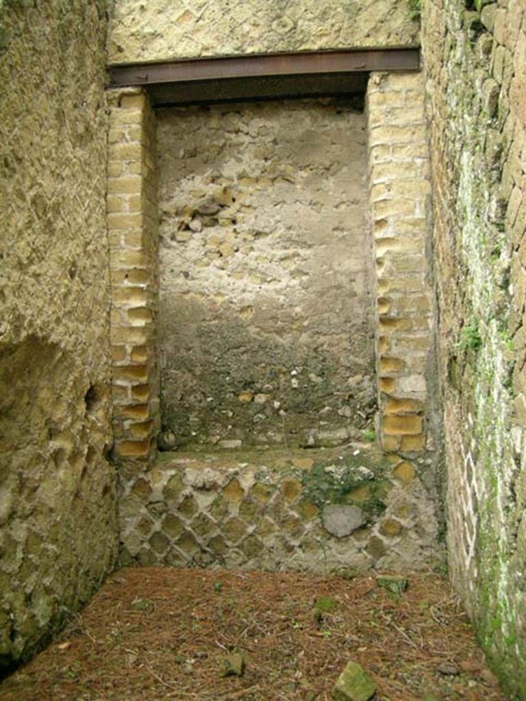 Ins. Or. II, 1ª, Herculaneum. May 2006. Detail of kneading bin. Photo courtesy of Nicolas Monteix.

