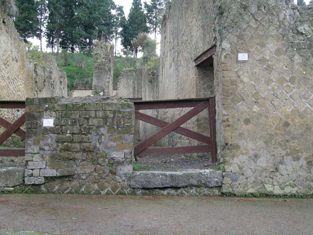 Ins Or II, 2, Herculaneum. December 2004. Entrance doorway, with doorway to room M, on right.
Photo courtesy of Nicolas Monteix.

