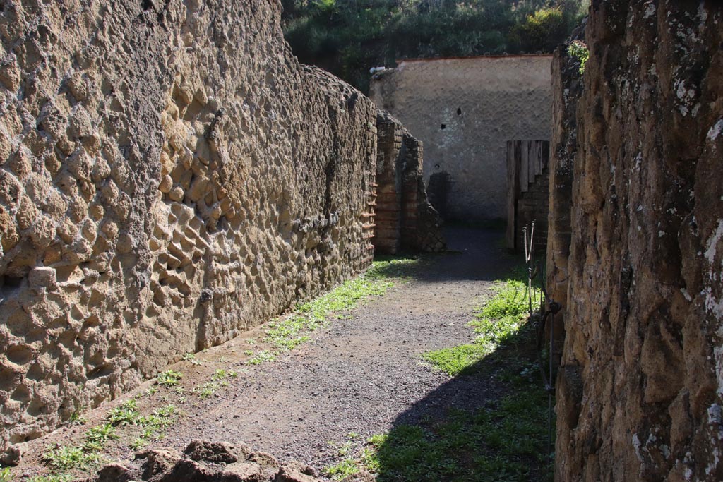 Ins. Orientalis II 3, Herculaneum, September 2015. South side of doorway threshold. 