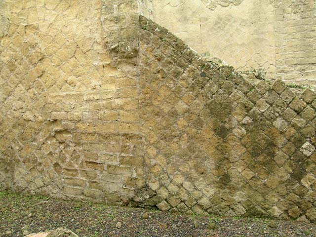 Ins. Orientalis II 3, Herculaneum, September 2015. Looking towards north end of doorway threshold.